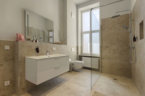 Comfort Loft, City View | Bathroom | Towels, soap, shampoo, toilet paper - homie stay am spital  (Würzburg)