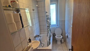 A bathroom with a bathtub, toilet, and sink. - Reichsstadtappart. Rothenburg o.T. – 4 Bedrooms, Central Location (Rothenburg ob der Tauber)