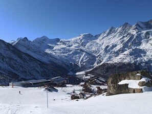 A snow-covered mountain landscape with a ski resort, including buildings and ski slopes. - Bergfreude Kuonen Appartement/Fewo 4-Bettwohnung by Interhome (Saas-Grund)