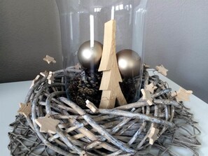 A glass container with a wooden structure inside, surrounded by a nest-like arrangement of twigs and branches. - Bergfreude Kuonen Appartement/Fewo 4-Bettwohnung by Interhome (Saas-Grund)