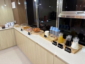 Un buffet de petit-déjeuner proposant une variété d'aliments et de boissons.