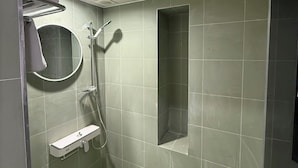 Chambre Quadruple Familiale, vue ville | Salle de bain