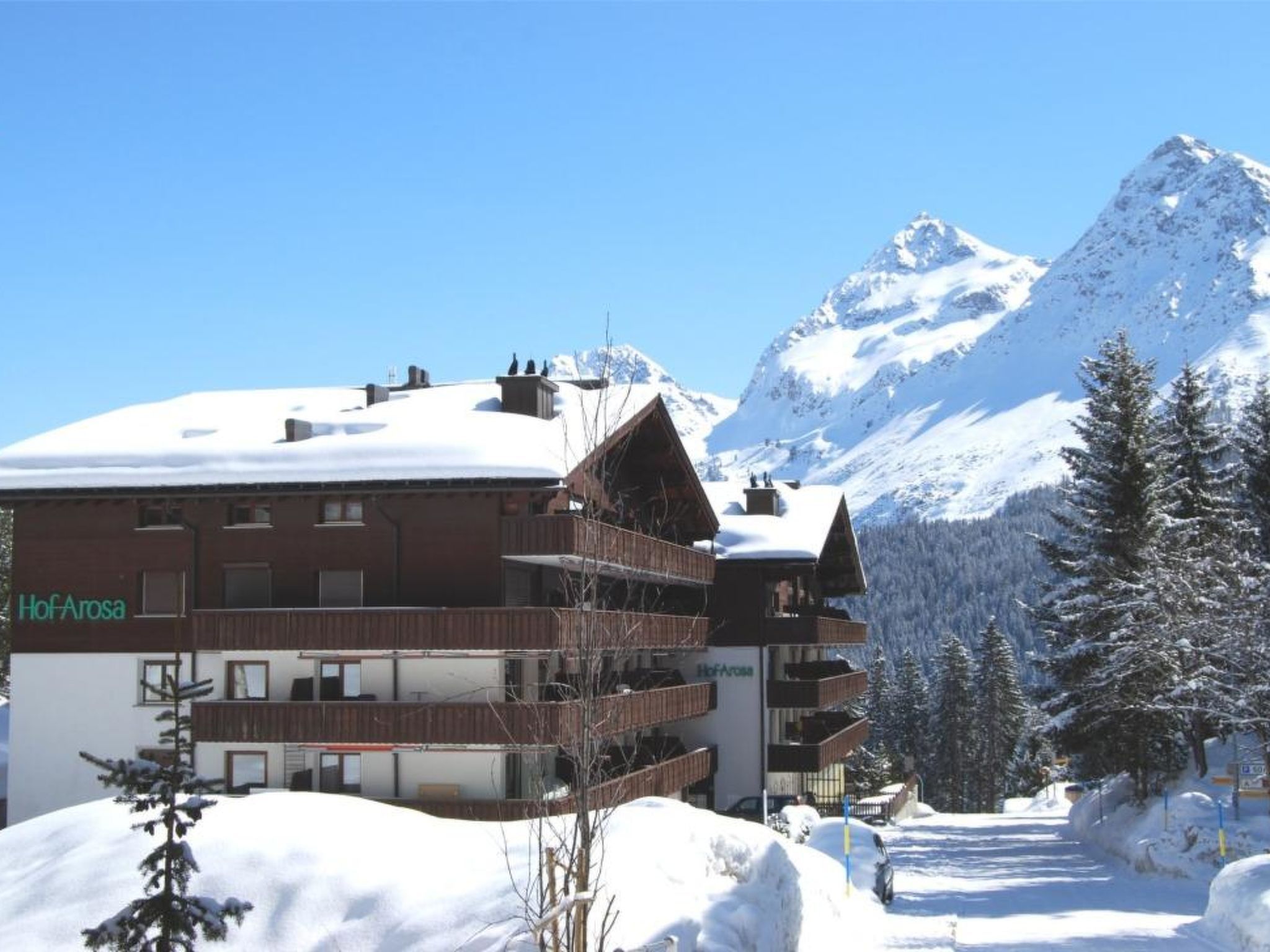 Ein Hotel mit mehreren Balkonen und Bergblick.