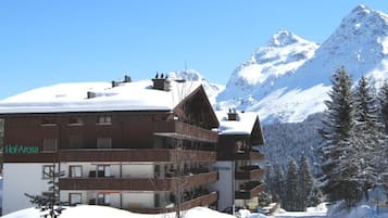 Ein Hotel mit mehreren Balkonen und Bergblick.