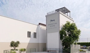 A building with a sign for 'Essential Stays Madrid Getafe.' - Essential Stays Madrid Getafe (Getafe)