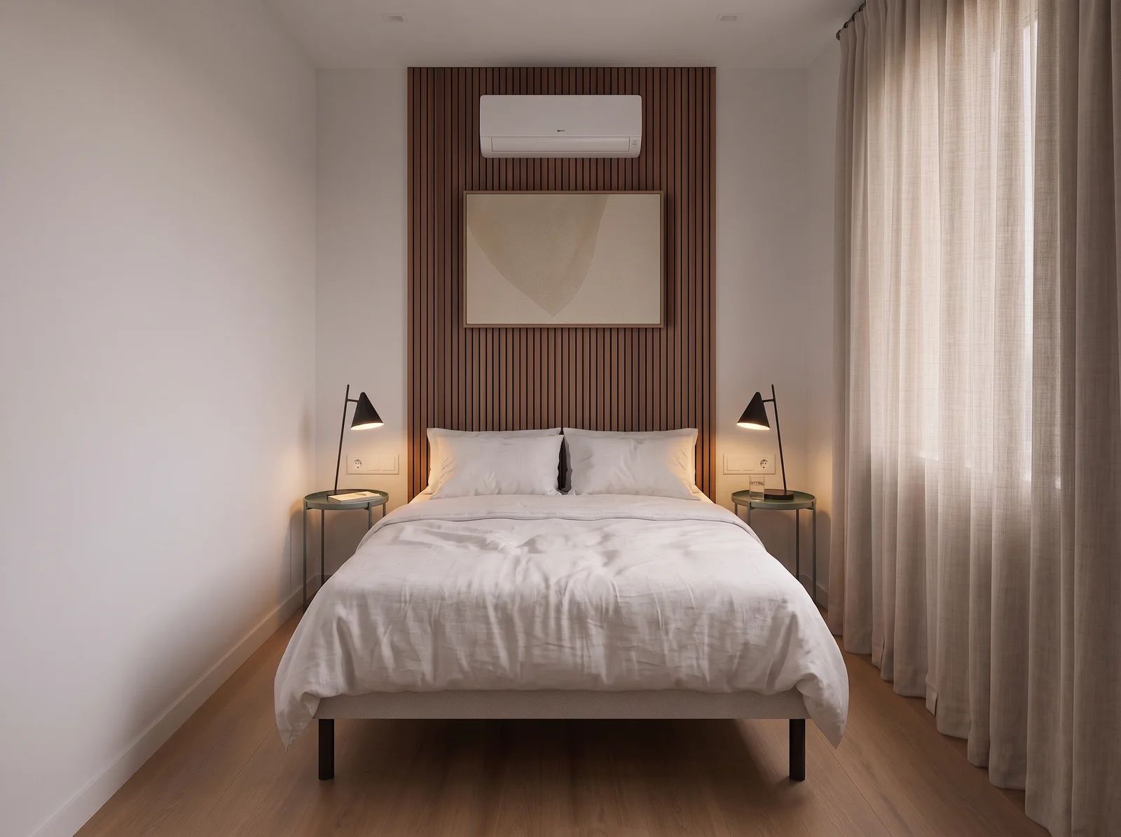 Un dormitorio moderno con una cama, dos mesitas de noche con lámparas, un aire acondicionado de pared y un amplio ventanal con cortinas.