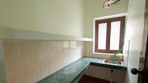 Een douche, gratis toiletartikelen, handdoeken