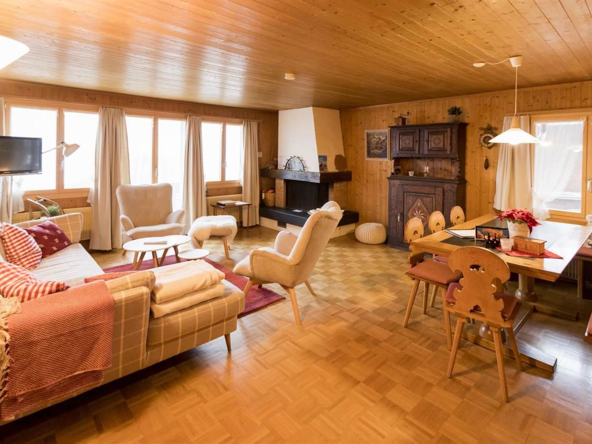 Un salon chaleureux avec une cheminée, des meubles en bois et un coin repas.