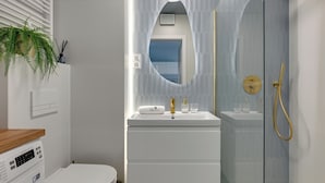 Suite estudio Deluxe, balcón, vista al patio | Baño