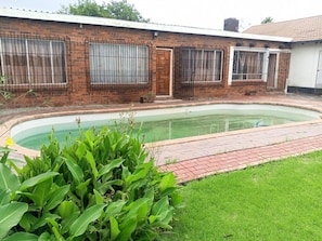 Habitación, 3 habitaciones, accesible para personas con discapacidad, vistas al jardín | Piscina