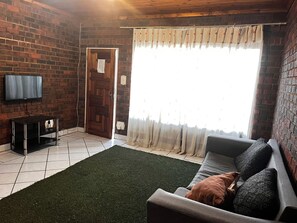 Habitación, 3 habitaciones, accesible para personas con discapacidad, vistas al jardín | Sala de estar