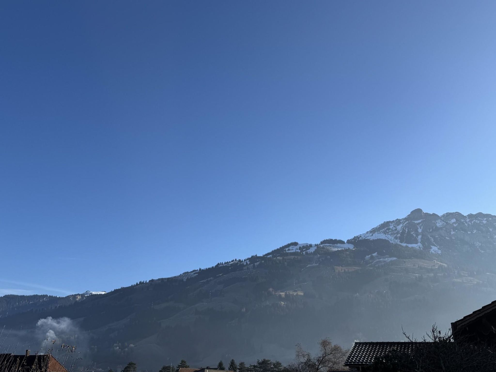 Ein Berg unter wolkenlosem Himmel.