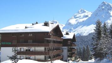 Ein Hotel mit mehreren Balkonen und Bergblick.