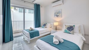 Blackout drapes, iron/ironing board, WiFi (free) - Chic 2BR APT w/ Balcony - St. Julians (San Ġiljan)