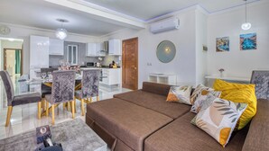 Living area - Chic 2BR APT w/ Balcony - St. Julians (San Ġiljan)