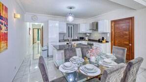 Dining - Chic 2BR APT w/ Balcony - St. Julians (San Ġiljan)