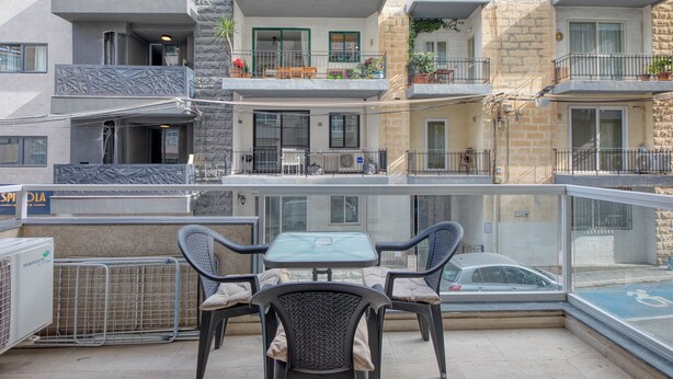 Outdoor dining - Chic 2BR APT w/ Balcony - St. Julians (San Ġiljan)