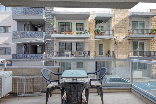 Chic 2BR APT w/ Balcony - St. Julians