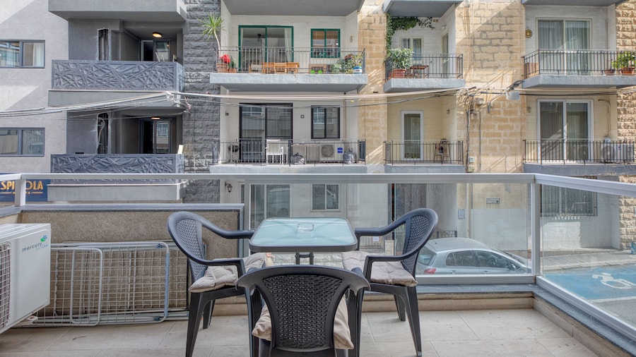 Chic 2BR APT w/ Balcony - St. Julians
