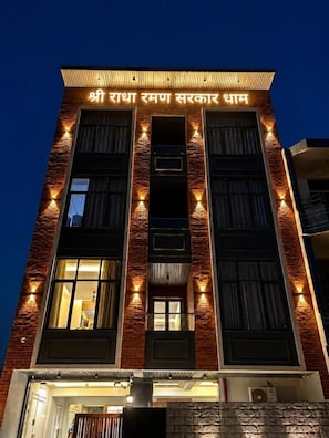 Um edifício com uma placa que diz 'Shri Radh Ram Sarovar Dham' no topo.