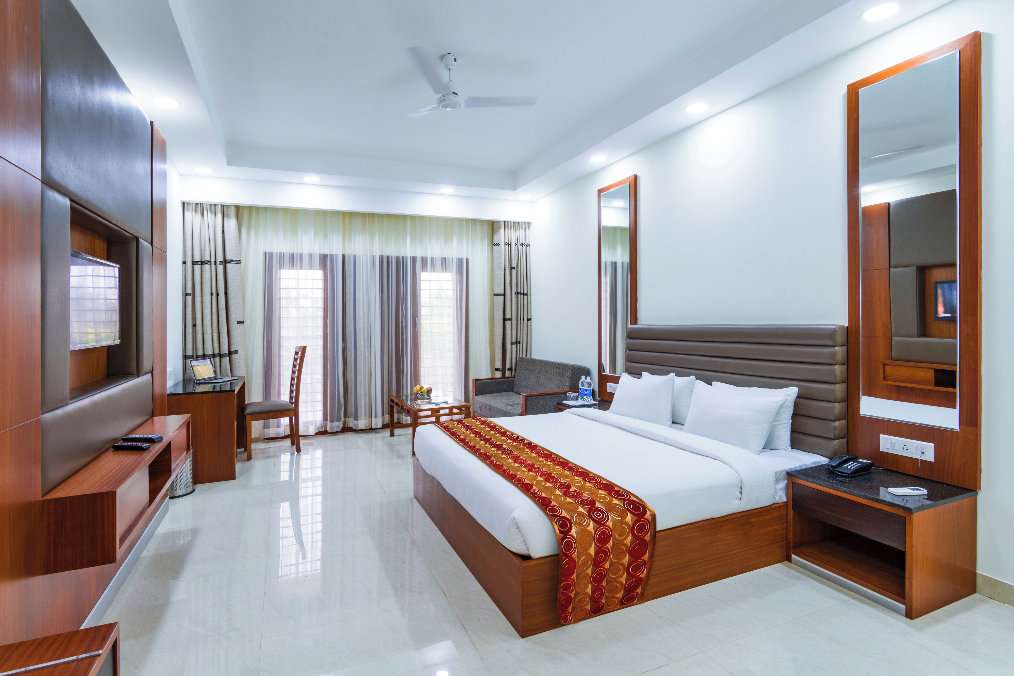 Habitación básica con 2 camas individuales, balcón, vistas al jardín