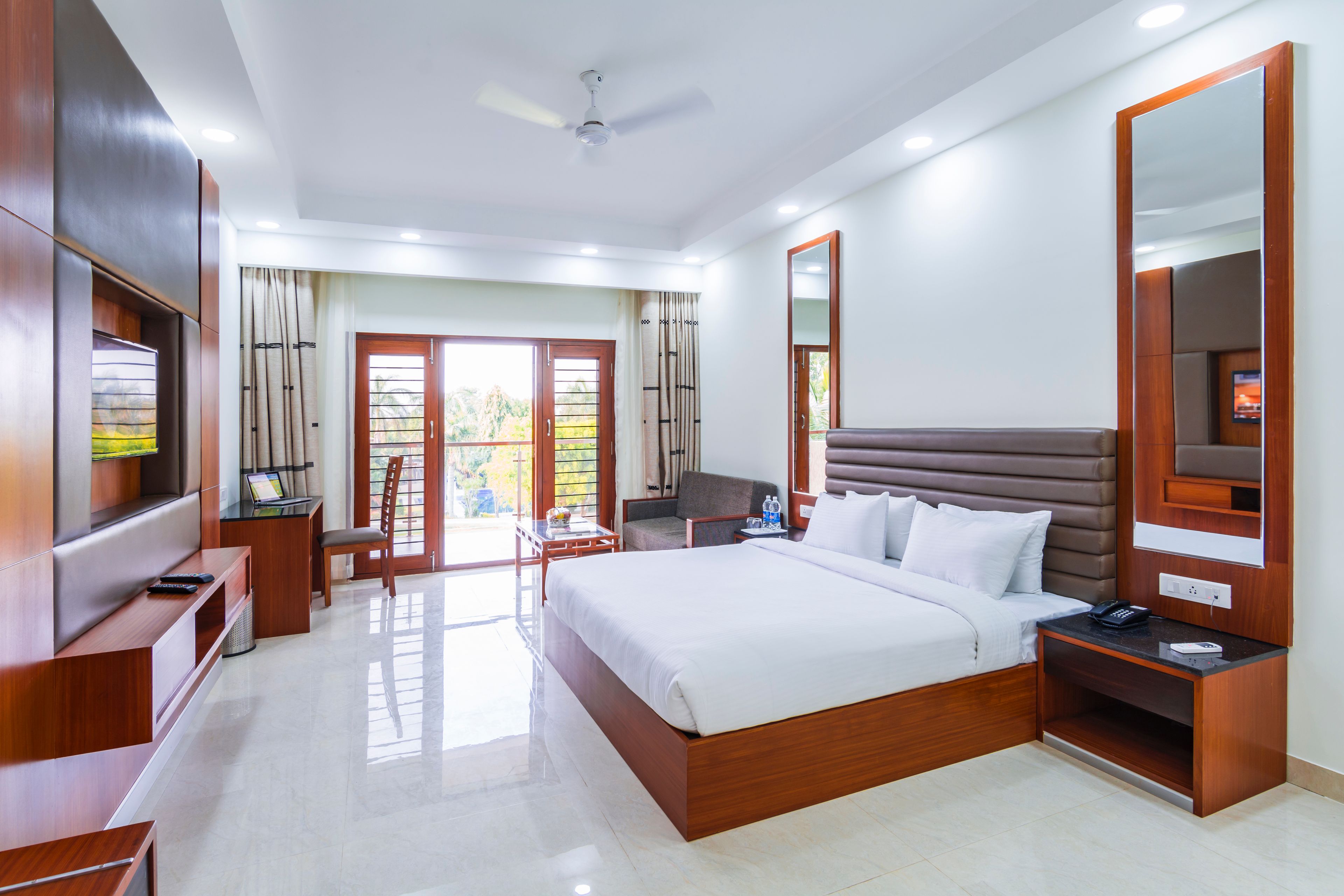 Habitación básica con 2 camas individuales, balcón, vistas al jardín