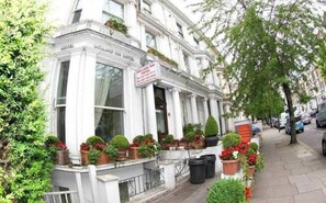 A hotel with a classic facade, large windows, and a sign indicating availability. - New listing discount on stylish 2 bedroom, 2 bathroom in Holland Park Kensington (London)
