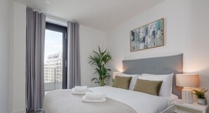 Tabla de planchar con plancha, wifi, ropa de cama