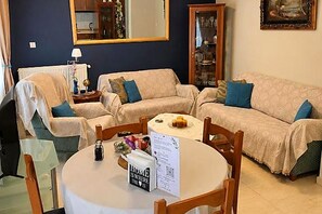 Dining - Blue Heaven apartment (Thessaloniki)