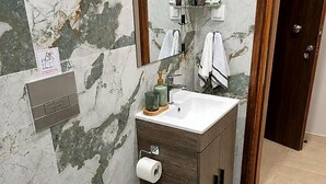 Dusche, Haartrockner, Handtücher, Seife