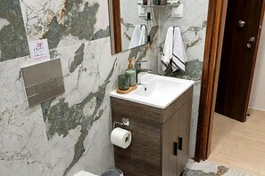 Shower, hair dryer, towels, soap - Blue Heaven apartment (Thessaloniki)
