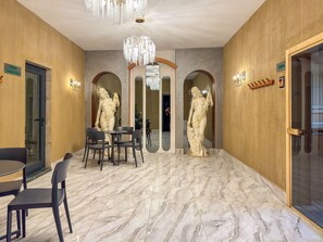 A hotel lobby with marble flooring, a chandelier, and two statues. - Qoople Green Ocean C49 - Cozy 1-bedroom apartment in Alanya (Alanya)