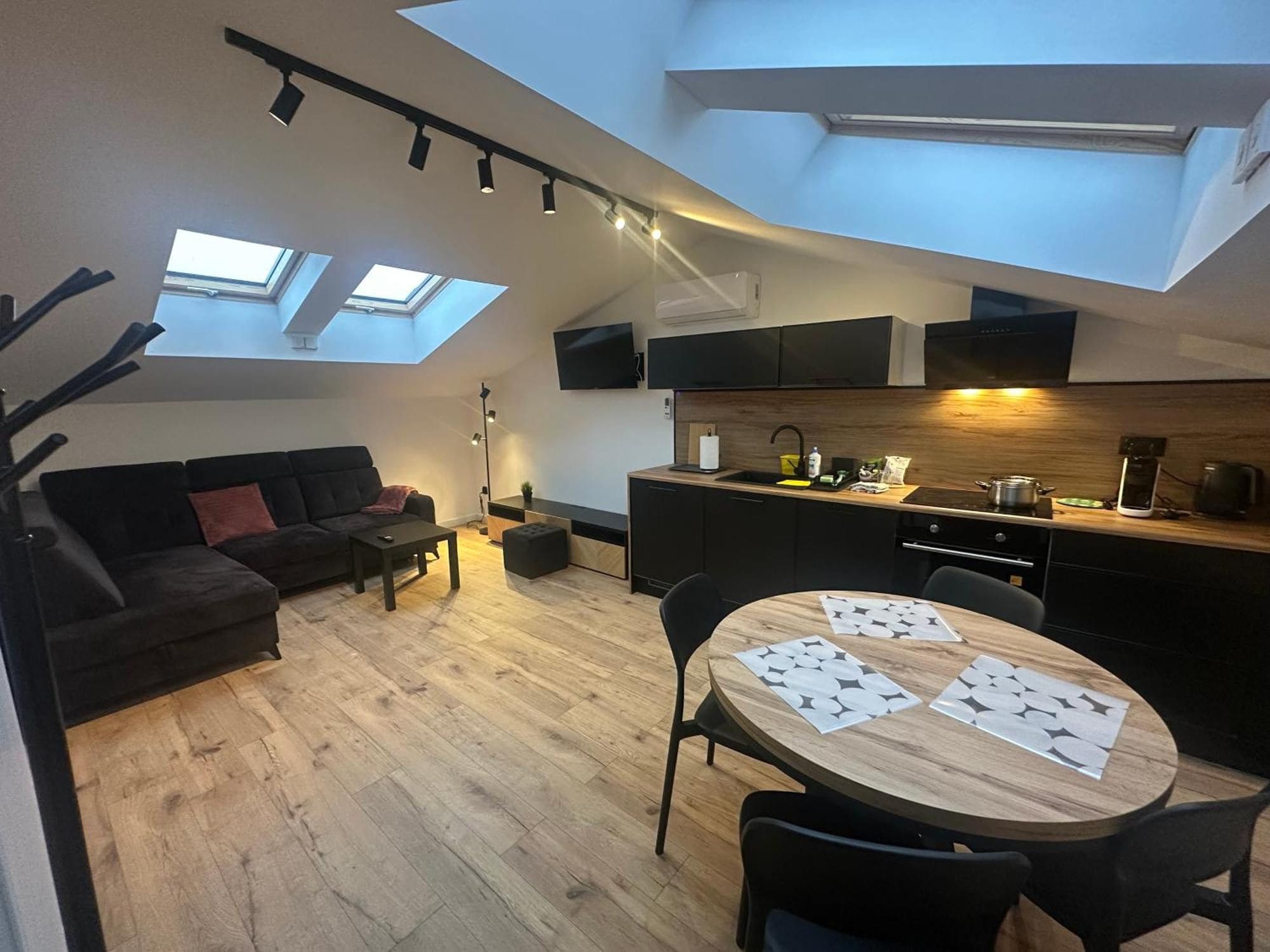 Un loft moderno con comedor, cocina y sala de estar.