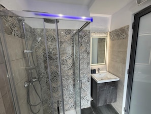 Bathroom - Birgu Rooftop Townhouse near Valletta Ferry (Birgu)