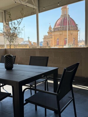 Outdoor dining - Birgu Rooftop Townhouse near Valletta Ferry (Birgu)