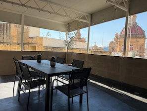 Outdoor dining - Birgu Rooftop Townhouse near Valletta Ferry (Birgu)