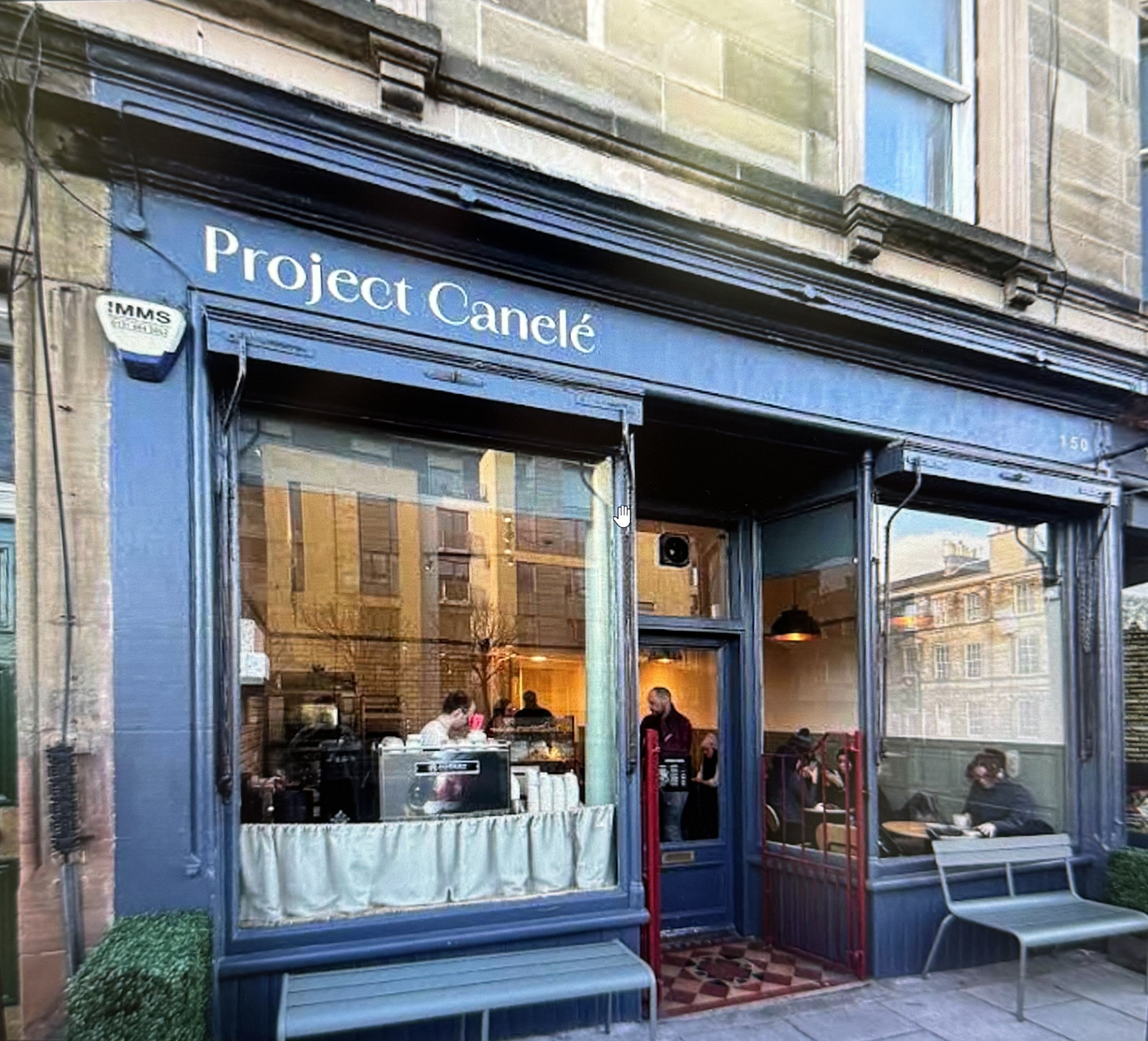 Une devanture de magasin avec une enseigne indiquant « Project Canelé ».