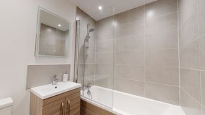 Bathroom - K Suites - Modern 2 bed Apt w/ FREE parking (Lowestoft)
