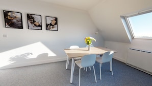 Dining - K Suites - Modern 2 bed Apt w/ FREE parking (Lowestoft)