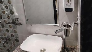 Phòng đơn Deluxe, ban công, quang cảnh vườn | Phòng tắm