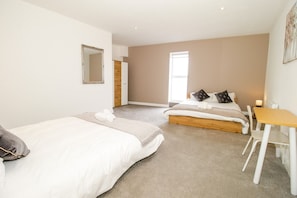 Room - K Suites - Beautiful 3 bed Apt w/ FREE parking (Lowestoft)