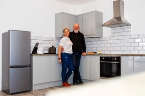 Private kitchen - K Suites - Beautiful 3 bed Apt w/ FREE parking (Lowestoft)