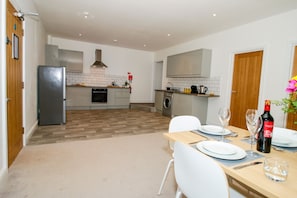 Private kitchen - K Suites - Beautiful 3 bed Apt w/ FREE parking (Lowestoft)