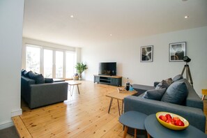 Living area - K Suites - Beautiful 3 bed Apt w/ FREE parking (Lowestoft)