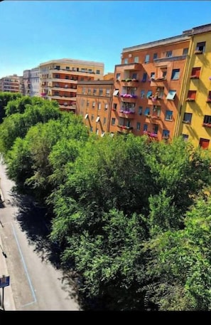 Exterior - 🏛️ Your Home in Rome | 10 Minutes from the Colosseum • 1 minute from Metro Line B! (Roma)