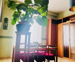 Dining - 🏛️ Your Home in Rome | 10 Minutes from the Colosseum • 1 minute from Metro Line B! (Roma)