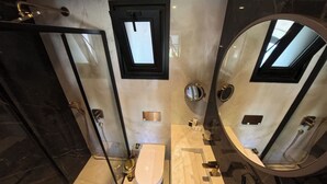 Habitación Confort doble, balcón, vistas a la piscina | Baño