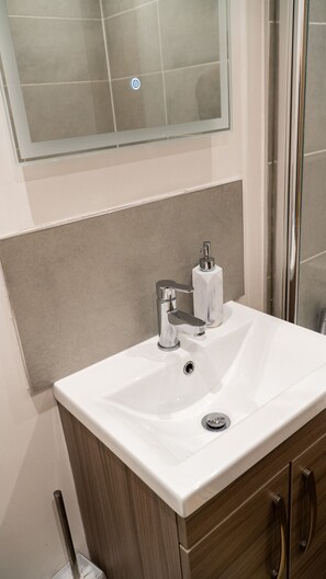 Bathroom - K Suites - Modern 2 bed Apt w/ FREE parking (Lowestoft)