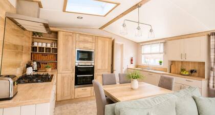 Cala Gran 3-bed Caravan, Sleeps 8 w/ Wrap Decking