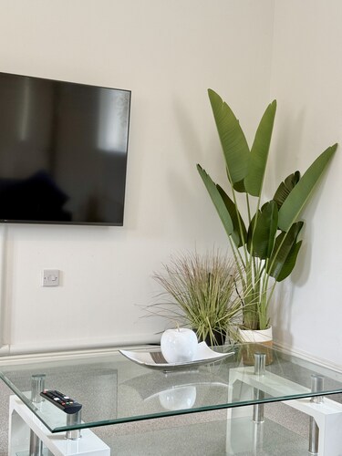 K Suites - Stunning 2 bed House w/ FREE parking